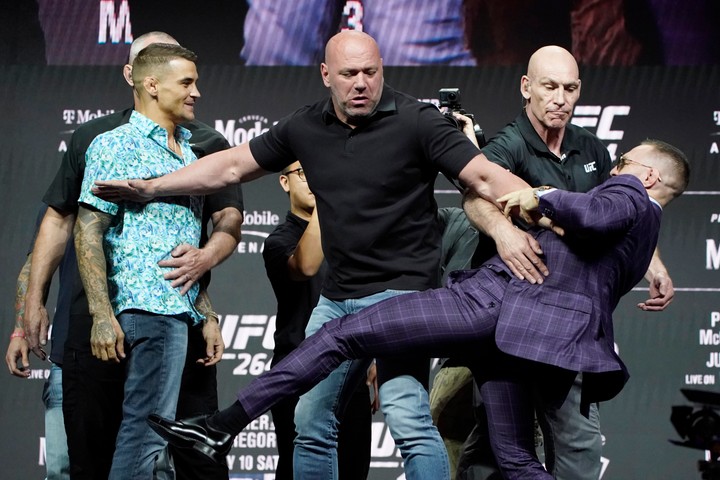 Starý McGregor je späť. Na tlačovke urážal súpera a hádzal predmety z pódia